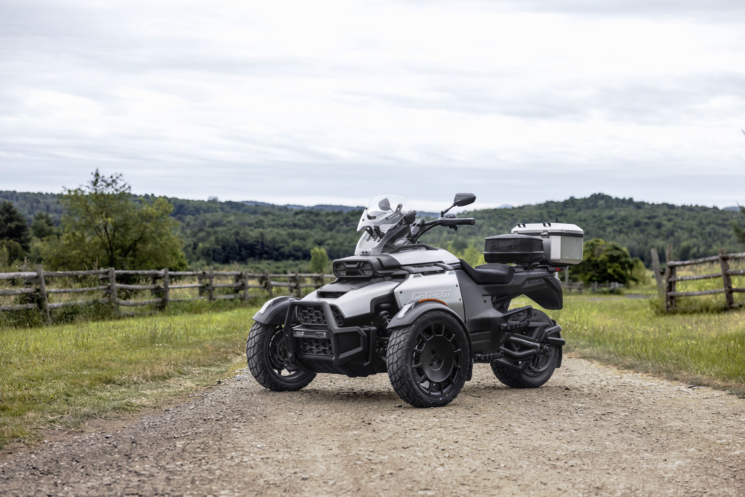 Can-Am 2025 (lifestyle): My25 3wv canyon std feat 5815 rgb