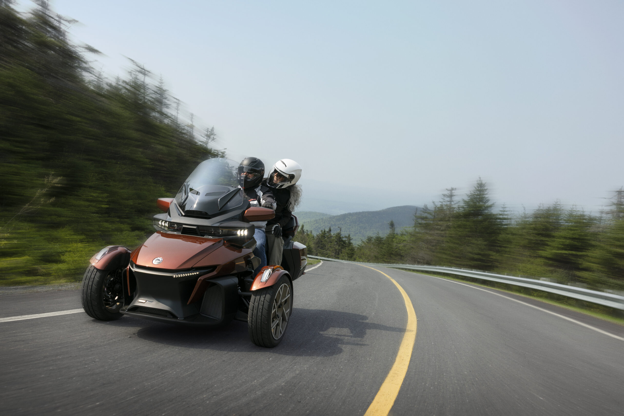 Can-Am 2026: MY26 SPYDER RT STS MarsRed Action 256A8866 RGB